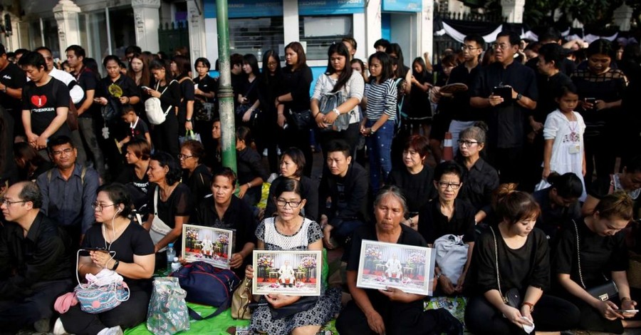 В магазинах Таиланда дефицит черной одежды, спекулянтам грозит 7 лет тюрьмы