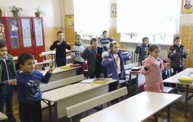 В Одесской области мерзнущих школьников согревают танцами