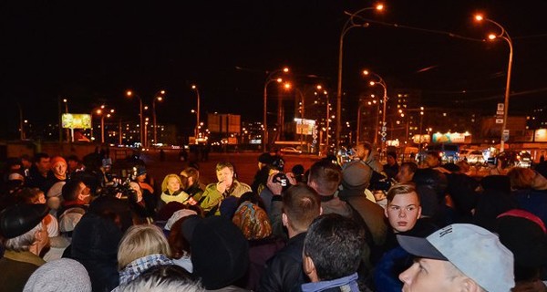 В Киеве машина въехала в людей на митинге против стройки