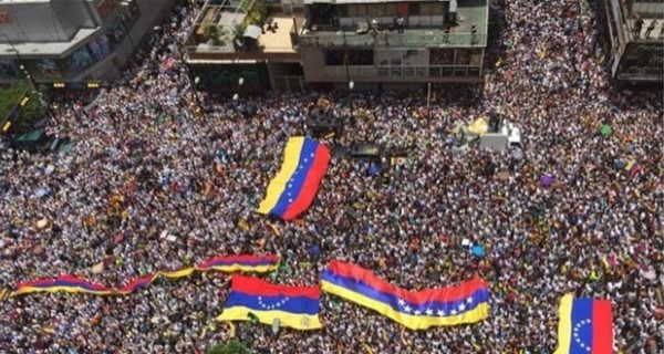 В Венесуэле начался сбор подписей за референдум об отставки Мадуро 