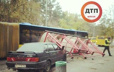 В Киеве машина разнесла транспортную остановку