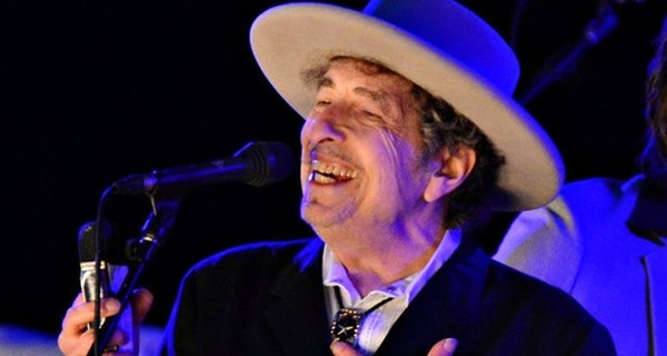 Боб Дилан объявился и решил принять Нобелевскую премию