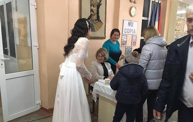В Молдове пара проголосовала в свадебных нарядах