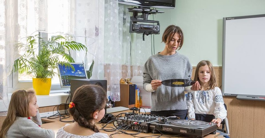Девушка Лещенко лишится работы из-за квоты на украинскую музыку