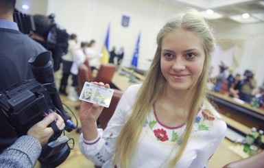 С ноября украинцы могут получать ID-карты вместо паспортов