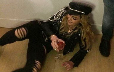 Пьяная Мадонна опозорилась на фотовыставке в Лондоне