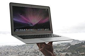 MacBook Air - самый тонкий, самый легкий 