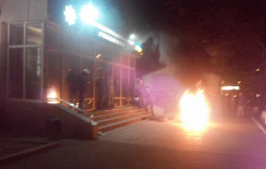 Протесты в Черкассах: под зданием полиции жгли шины из-за назначения нового руководителя