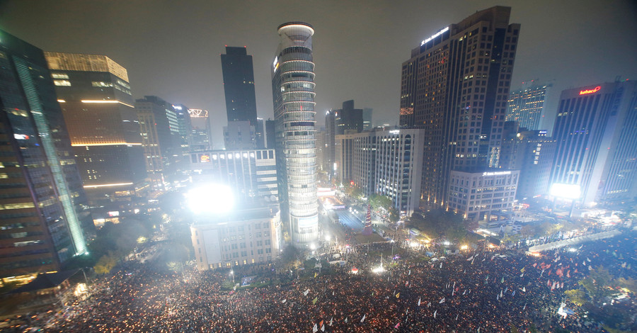 В Южной Корее около 40 тысяч человек вышли требовать отставки президента
