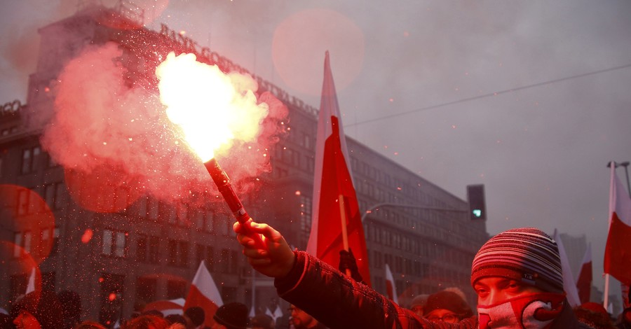 На Марше независимости в Польше сожгли украинский флаг 