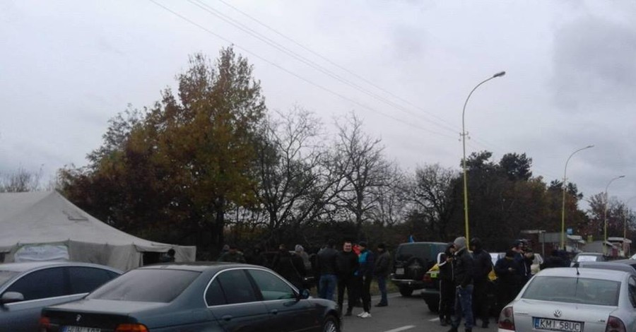 На Закарпатье протестующие третьи сутки блокируют дороги к границам