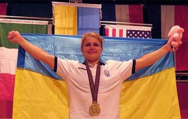 Украинская атлетка установила мировой рекорд, присев в 3,5 больше собственного веса