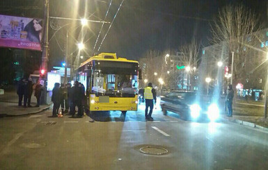 В Полтаве троллейбус на переходе сбил троих школьниц