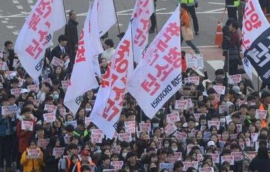 Жители Южной Кореи в четвертый раз за месяц вышли требовать отставки президента