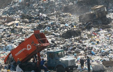 Под Борисполем пытались незаконно выгрузить львовский мусор
