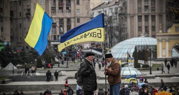 На Майдане спекулируют гвоздиками и ищут знакомых по революции