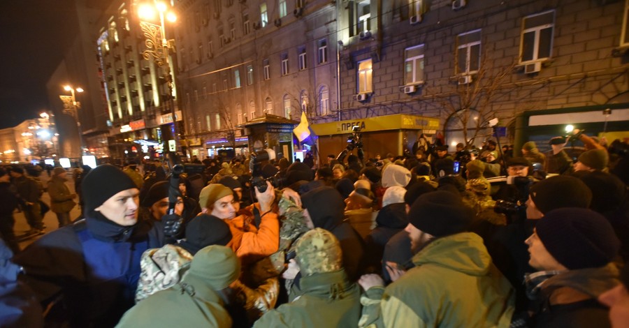 На Майдане начались первые потасовки, митингующим не дают зажечь пять тысяч шин