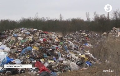 Во Львове одновременно протестуют против мусора и против его переработки