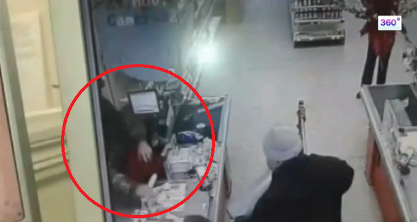 В России покупатели отбили кассира у вооруженного грабителя 