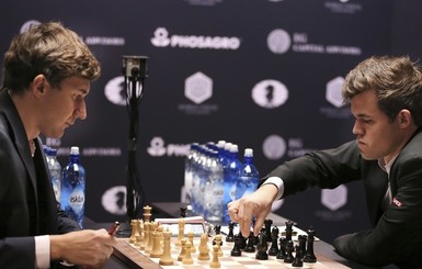 Матч за шахматную корону: Карлсен и Карякин вновь играют вничью