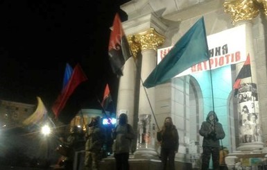 Радикалы снова вышли на Майдан и собираются идти на Банковую
