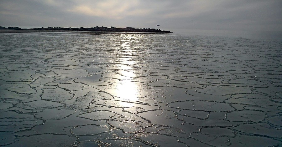 Азовское море покрылось льдом
