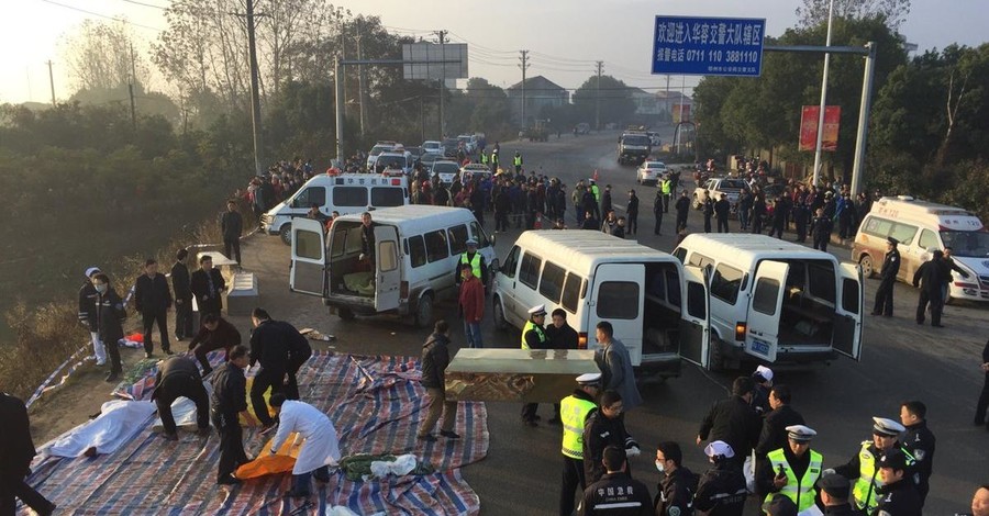 В Китае пассажирский автобус рухнул в озеро