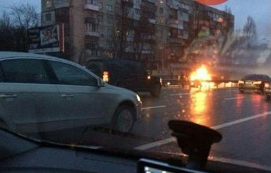 В Киеве на проезжей части вспыхнуло авто 