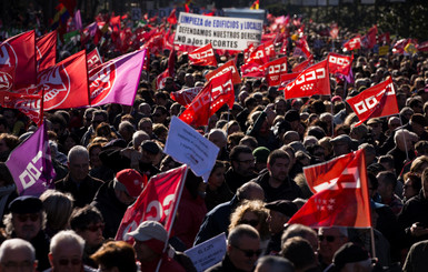 В Мадриде десятки тысяч человек вышли протестовать против работы правительства