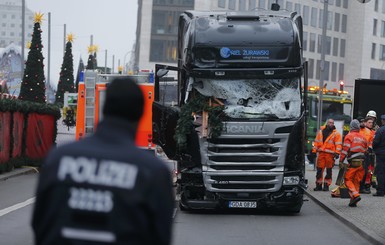 Кровавое Рождество в Берлине: фото с места, где грузовик въехал в толпу людей