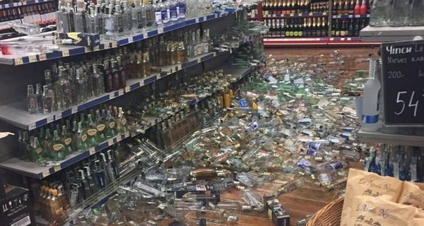 В магазине Тернополя с полок попадали десятки бутылок с алкоголем