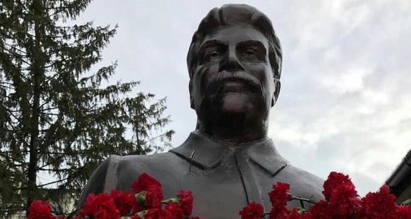 В Ростовской области России установили памятник Сталину