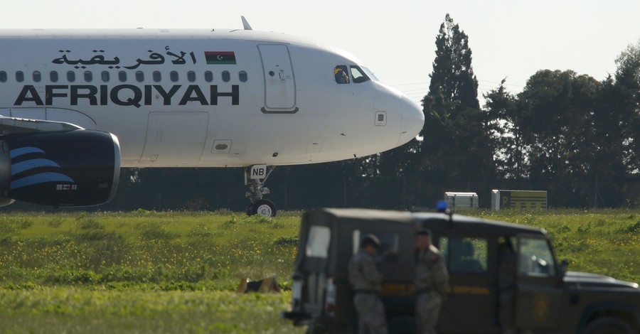 Неизвестный захватил ливийский пассажирский самолет и заставил посадить на Мальте