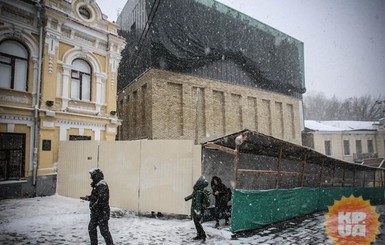 Война киевлян с театром-МАФом: цинковый фасад могут снести