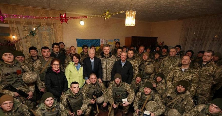 Порошенко с американскими сенаторами посетил Донбасс