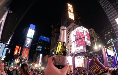 На Таймс-сквер в Нью-Йорке Новый год встретил миллион людей