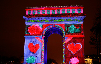 В новогоднюю ночь Триумфальную арку в центре Парижа осветили прожекторами