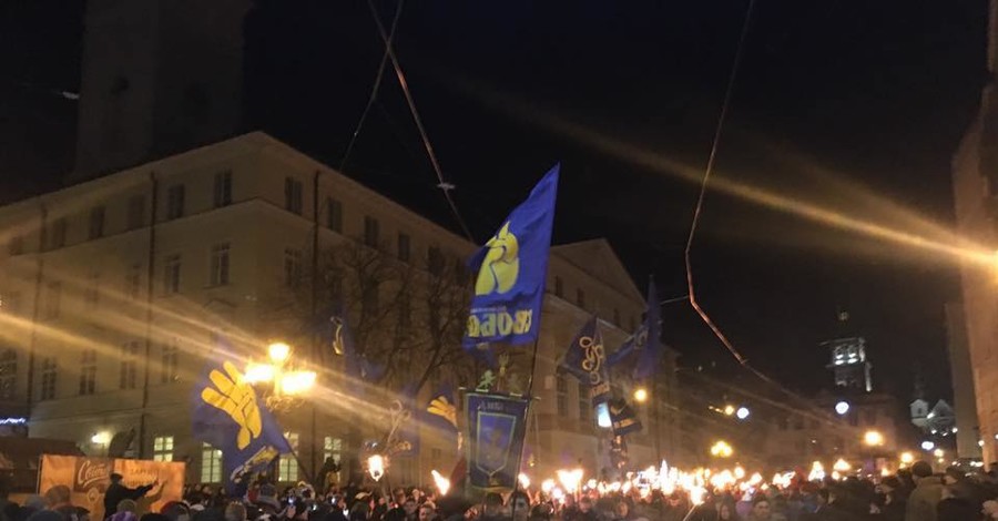 Во Львове день рождение Бандеры отметили факельным шествием