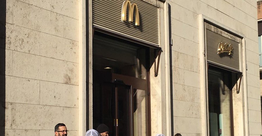 В здании Ватикана открыли McDonald's