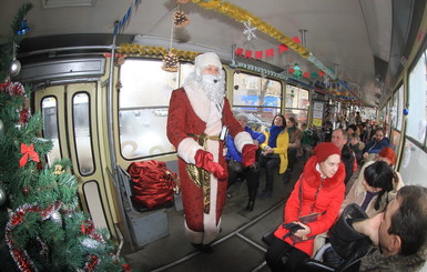 В Днепре Дед Мороз выбрал в качестве резиденции… трамвай