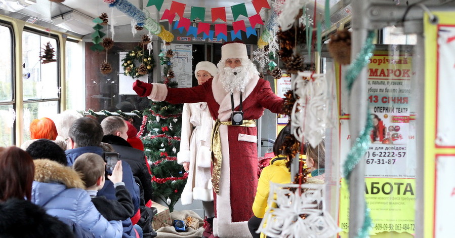 Дед Мороз и Снегурочка в Днепре поставили в трамвае елку