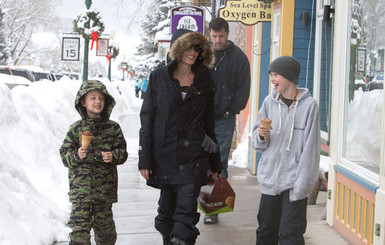 Счастливая Анджелина Джоли катается с детьми на лыжах