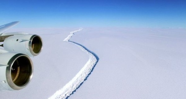 Ученые: От Антарктиды отколется айсберг размером в две Черновицкие области