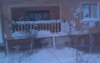 На Закарпатье снежная лавина накрыла жилой дом 