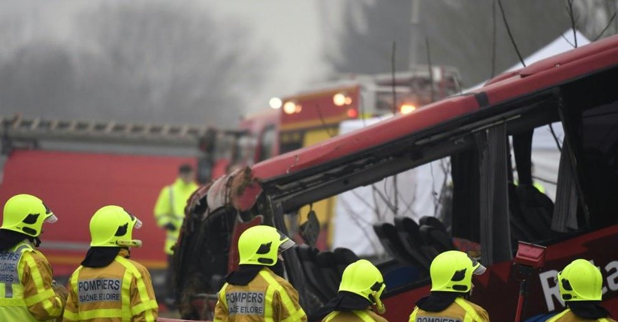 Во Франции автобус вылетел в кювет, погибли четверо
