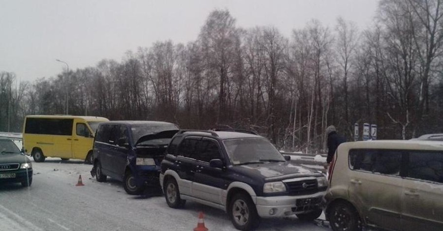 На трассе в Житомирской области столкнулись 14 машин
