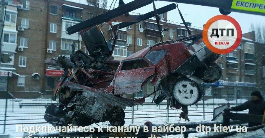 В Киеве машину разорвало надвое после вылета в отбойник