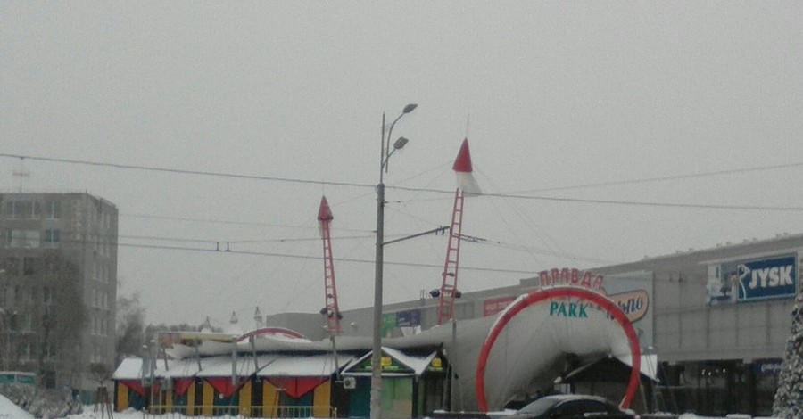 Появились фото рухнувшего купола детского парка в Днепре 