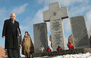 Институт памяти назвал провокацией разрушение львовского мемориала полякам