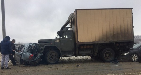 В Харькове грузовик врезался в авто, есть жертвы